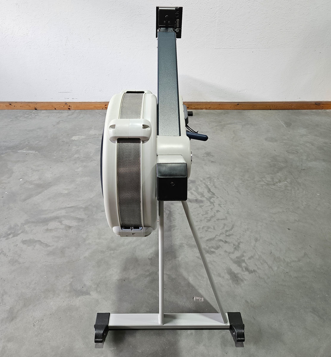 Concept2 Rudergerät Modell E mit PM4 Monitor - baugleich wie RowErg mit hohen Beinen, Farbe Hellgrau, gebraucht - geprüfter Zustand