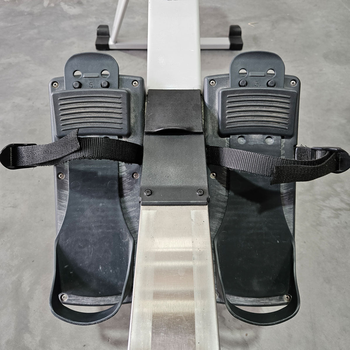 Concept2 Rudergerät Modell E mit PM4 Monitor - baugleich wie RowErg mit hohen Beinen, Farbe Hellgrau, gebraucht - geprüfter Zustand
