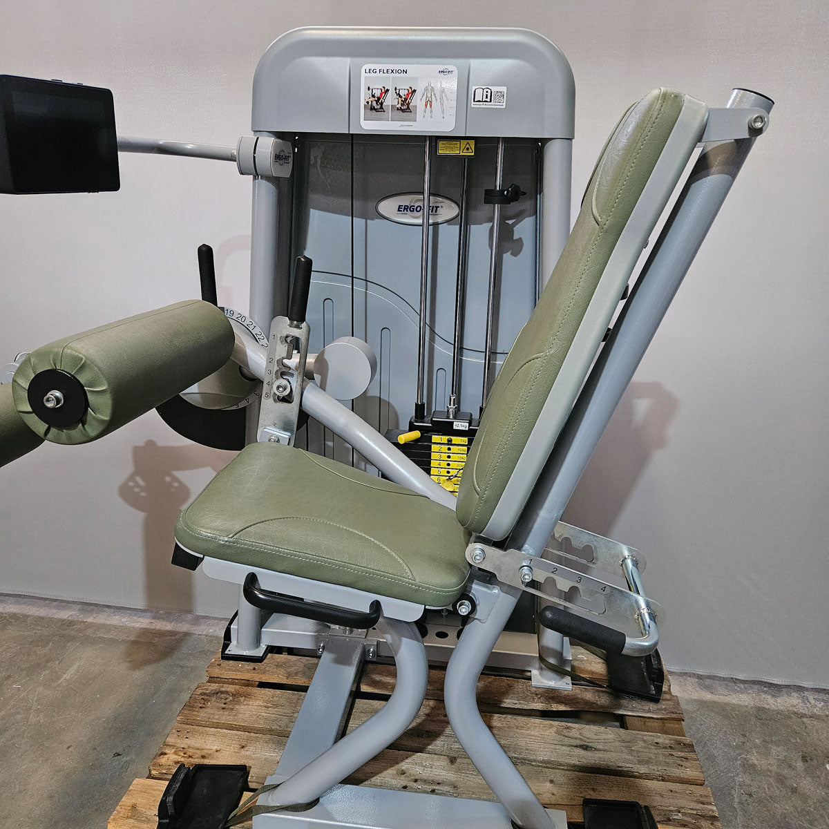 Ergo-Fit Leg Flexion 4100 S Med with display, seated leg curl with medical approval, MPG, built in 2020, frame silver, used - refurbished condition