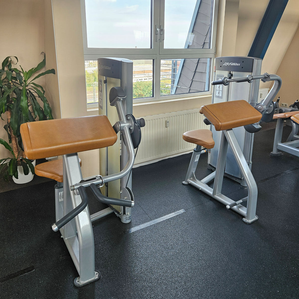 Life Fitness Optima Series - 12 Kraftgeräte im Set, 14 Trainingsstationen, Farbe Silber, gebraucht - überholter Zustand