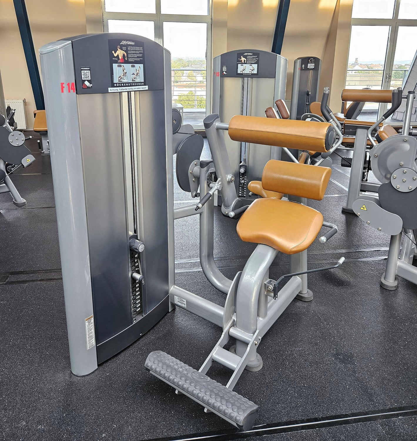 Life Fitness &amp; Hammer Strength - 95 pieces of fitness equipment - 105 stations, strength training equipment, cardio equipment, plate-loaded equipment, benches, etc. - complete gym - used, refurbished, top condition