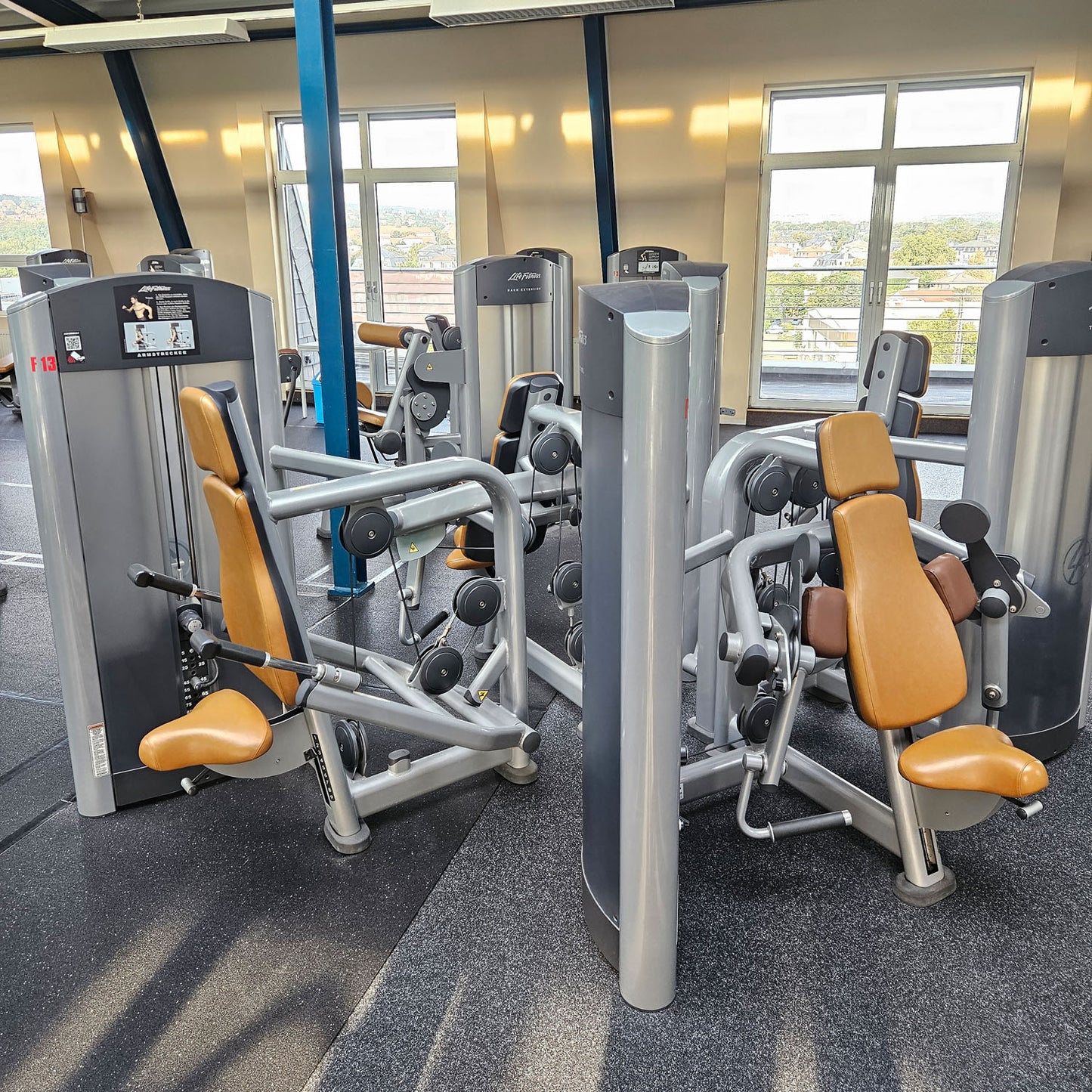 Life Fitness &amp; Hammer Strength - 95 pieces of fitness equipment - 105 stations, strength training equipment, cardio equipment, plate-loaded equipment, benches, etc. - complete gym - used, refurbished, top condition