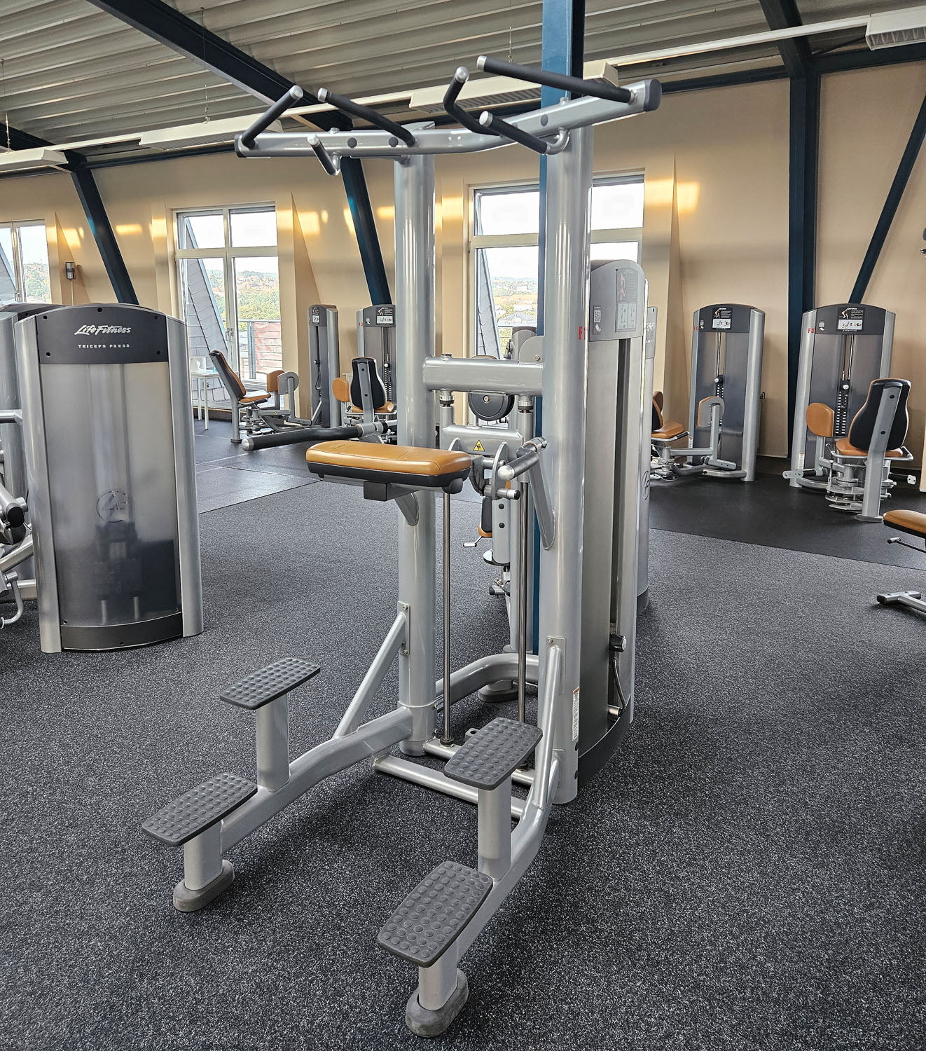 Life Fitness &amp; Hammer Strength - 95 pieces of fitness equipment - 105 stations, strength training equipment, cardio equipment, plate-loaded equipment, benches, etc. - complete gym - used, refurbished, top condition