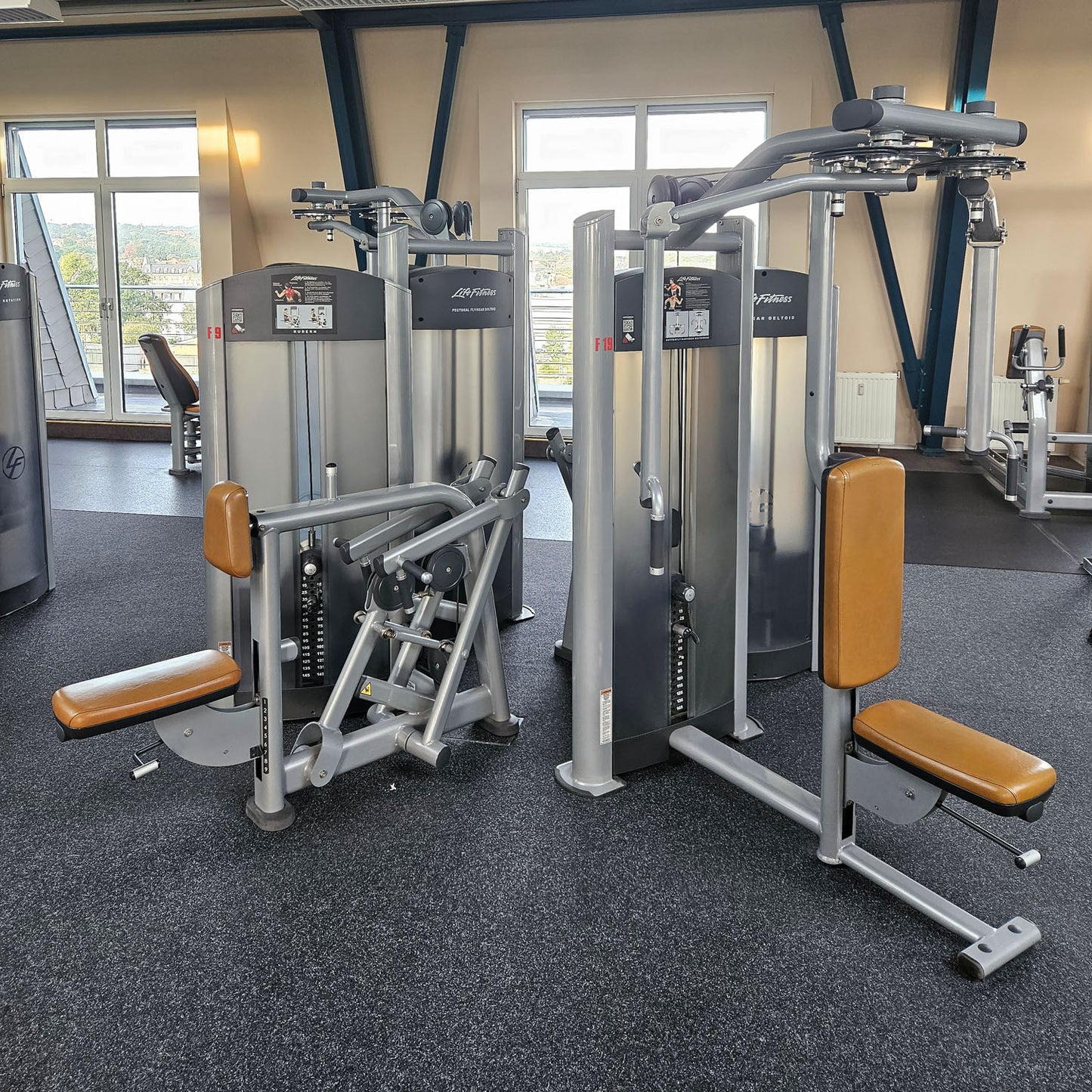 Life Fitness & Hammer Strength - 95 Fitnessgeräte - 105 Stationen, Kraftgeräte, Cardiogeräte, Plate loaded Geräte, Bänke etc - komplettes Fitnessstudio - gebraucht, überholter TOP Zustand