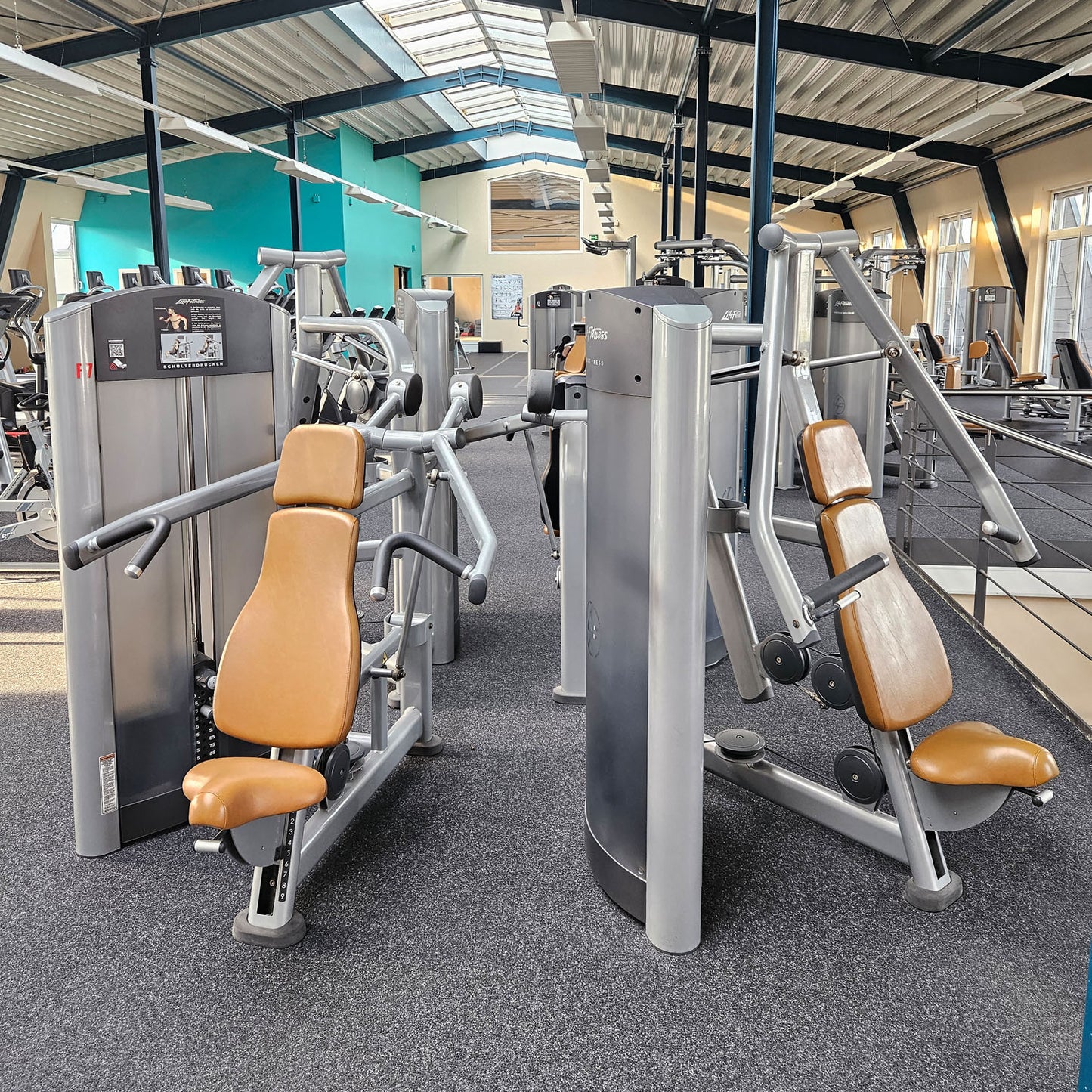 Life Fitness &amp; Hammer Strength - 95 pieces of fitness equipment - 105 stations, strength training equipment, cardio equipment, plate-loaded equipment, benches, etc. - complete gym - used, refurbished, top condition