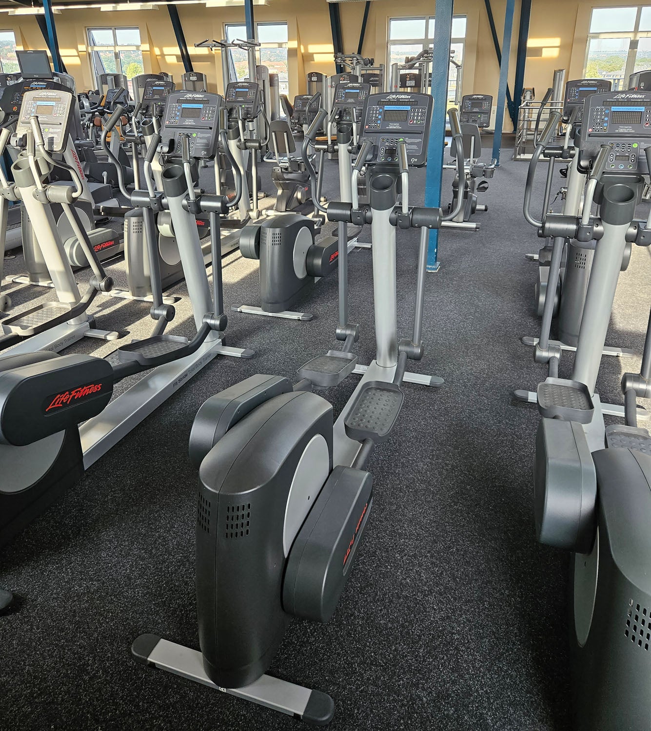 Life Fitness &amp; Hammer Strength - 95 pieces of fitness equipment - 105 stations, strength training equipment, cardio equipment, plate-loaded equipment, benches, etc. - complete gym - used, refurbished, top condition