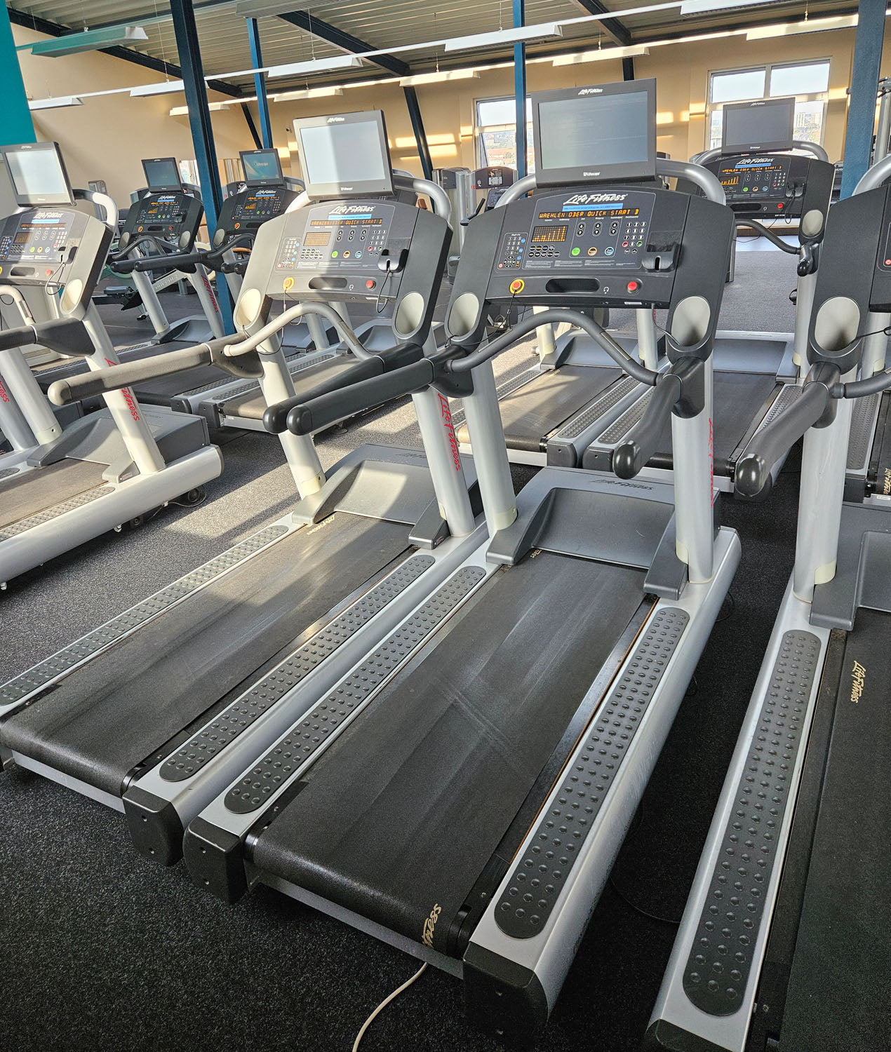Life Fitness &amp; Hammer Strength - 95 pieces of fitness equipment - 105 stations, strength training equipment, cardio equipment, plate-loaded equipment, benches, etc. - complete gym - used, refurbished, top condition