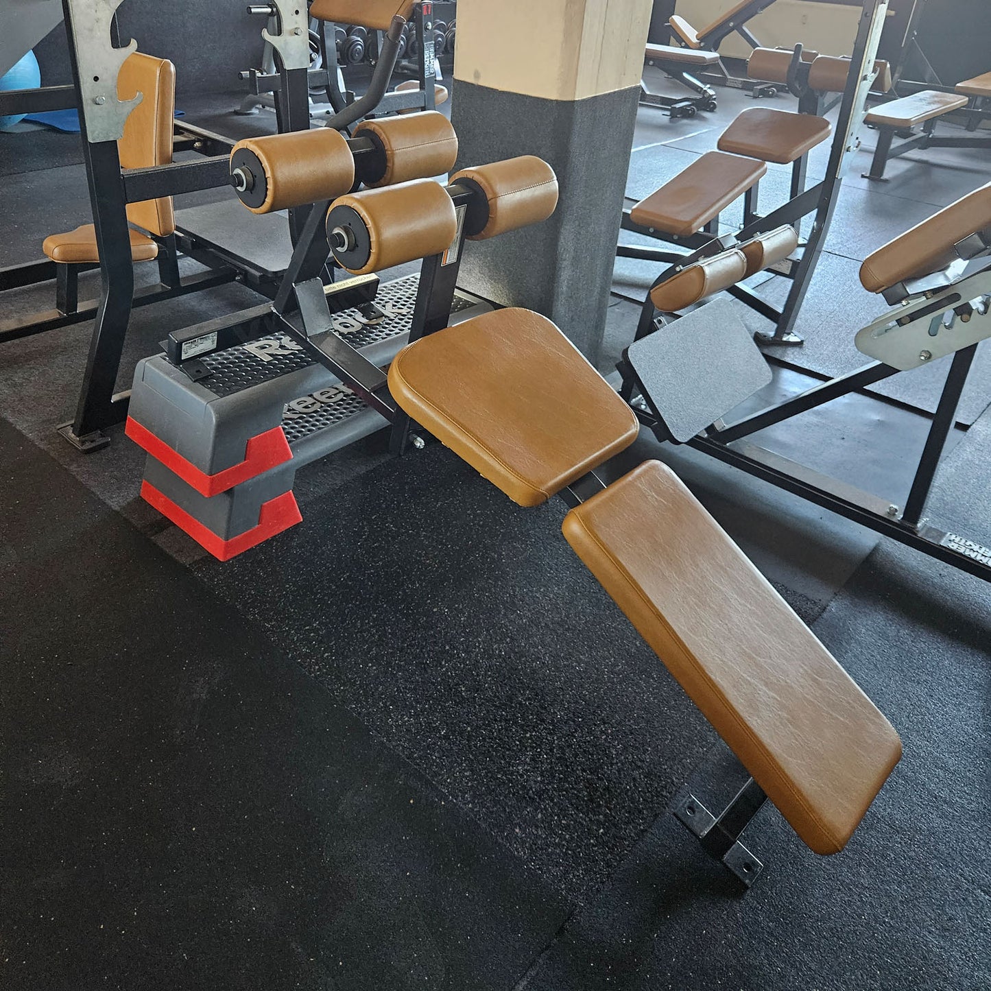 Life Fitness &amp; Hammer Strength - 95 pieces of fitness equipment - 105 stations, strength training equipment, cardio equipment, plate-loaded equipment, benches, etc. - complete gym - used, refurbished, top condition
