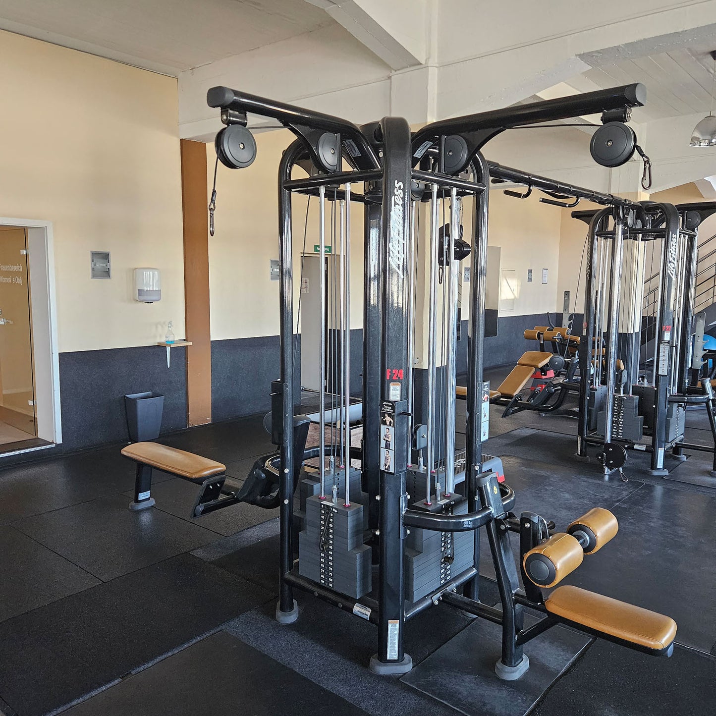 Life Fitness &amp; Hammer Strength - 95 pieces of fitness equipment - 105 stations, strength training equipment, cardio equipment, plate-loaded equipment, benches, etc. - complete gym - used, refurbished, top condition