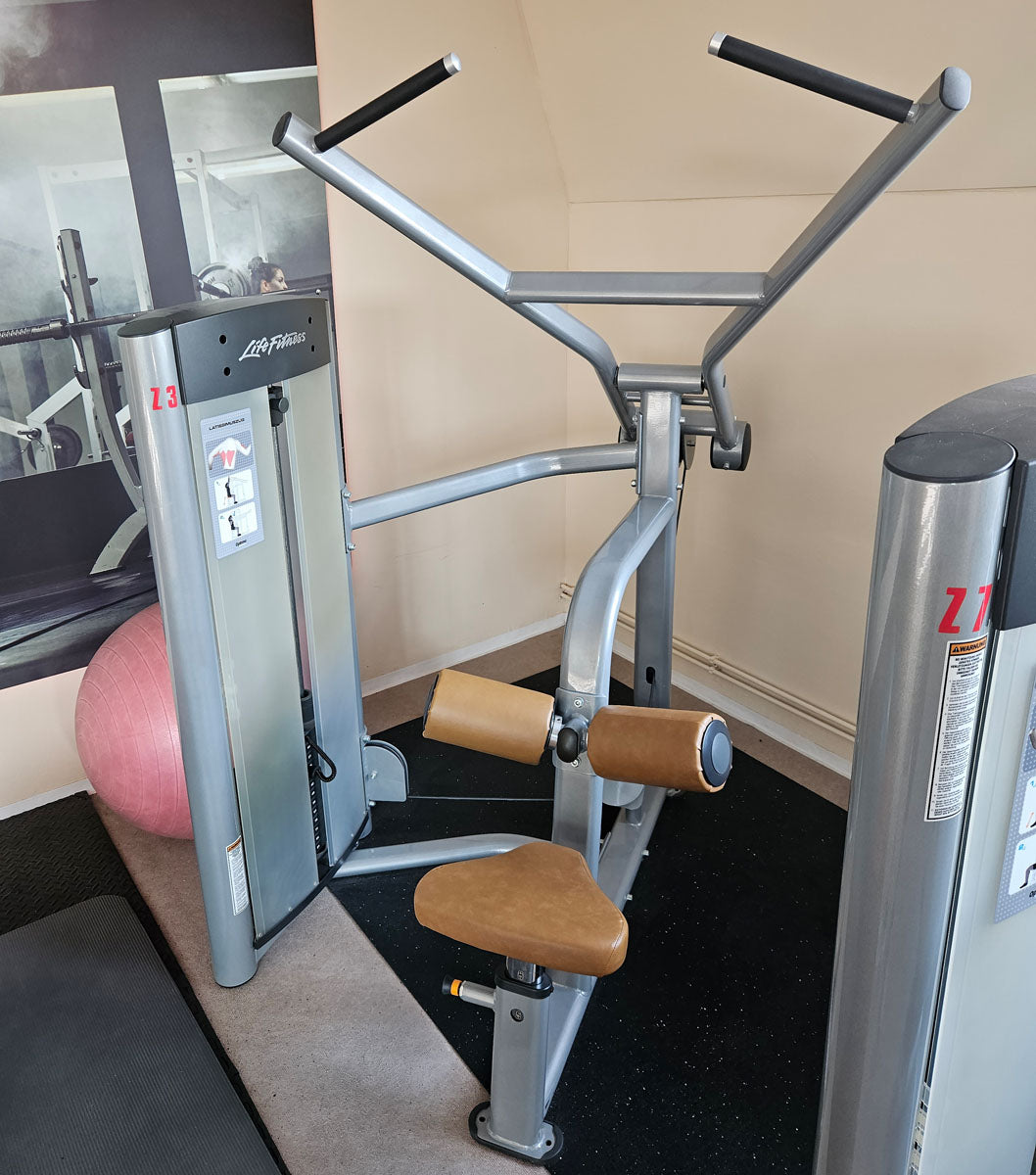 Life Fitness Optima Series - 12 Kraftgeräte im Set, 14 Trainingsstationen, Farbe Silber, gebraucht - überholter Zustand