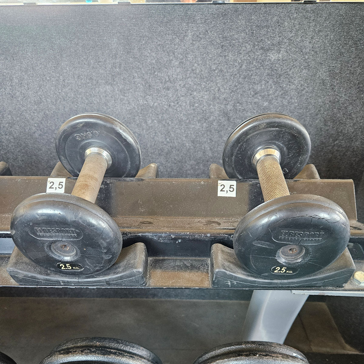 ElbeSport Kurzhantelsatz aus Guss von 2,5 bis 50kg in 2,5kg Stufen ( 20 Paare ) Oldschool, INKLUSIVE Kurzhantelablagen, gebraucht - mit Gebrauchsspuren