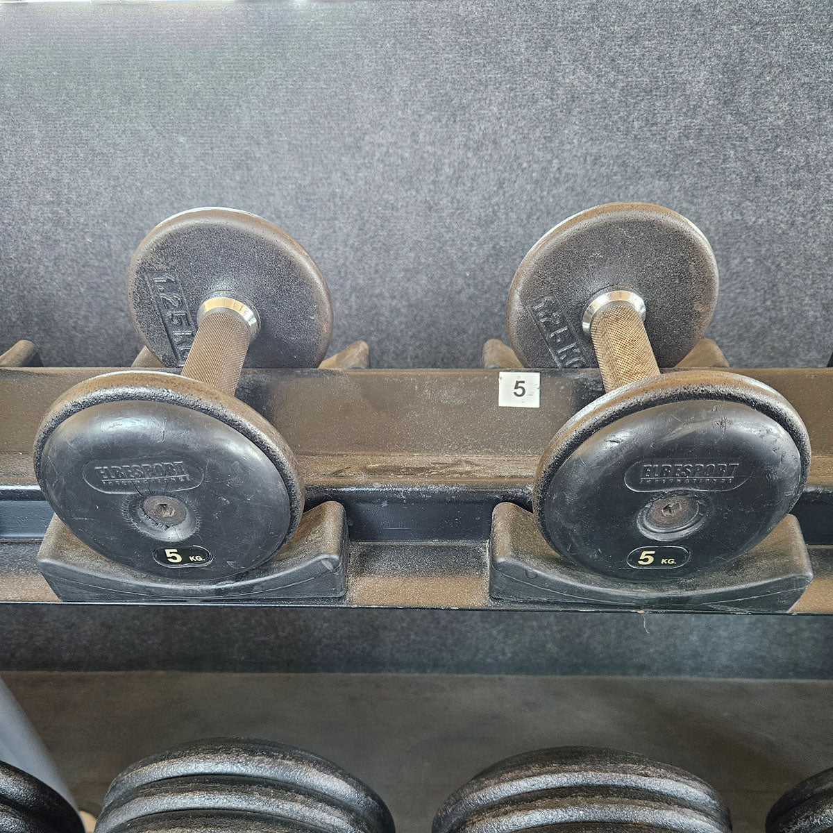 ElbeSport Kurzhantelsatz aus Guss von 2,5 bis 50kg in 2,5kg Stufen ( 20 Paare ) Oldschool, INKLUSIVE Kurzhantelablagen, gebraucht - mit Gebrauchsspuren