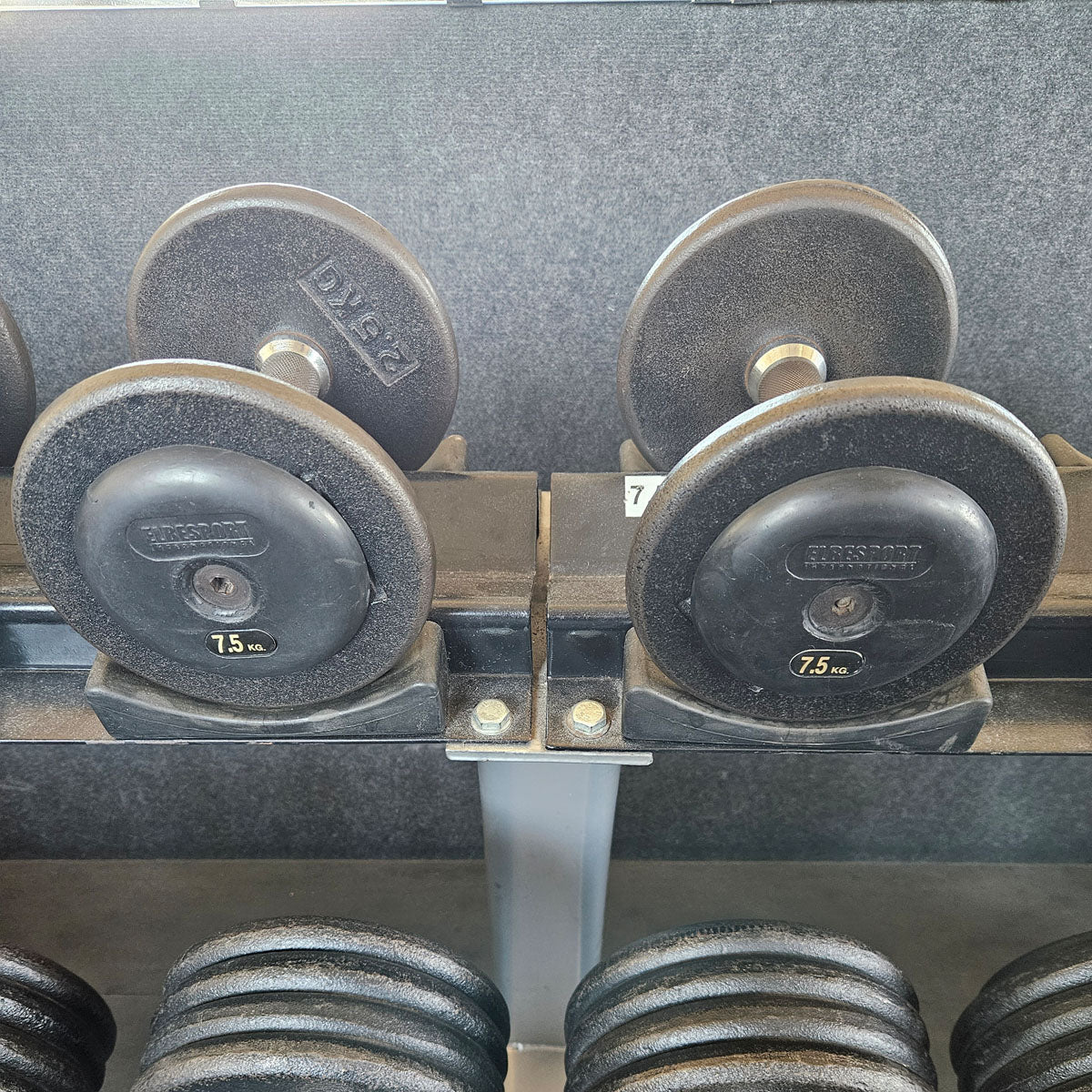 ElbeSport Kurzhantelsatz aus Guss von 2,5 bis 50kg in 2,5kg Stufen ( 20 Paare ) Oldschool, INKLUSIVE Kurzhantelablagen, gebraucht - mit Gebrauchsspuren