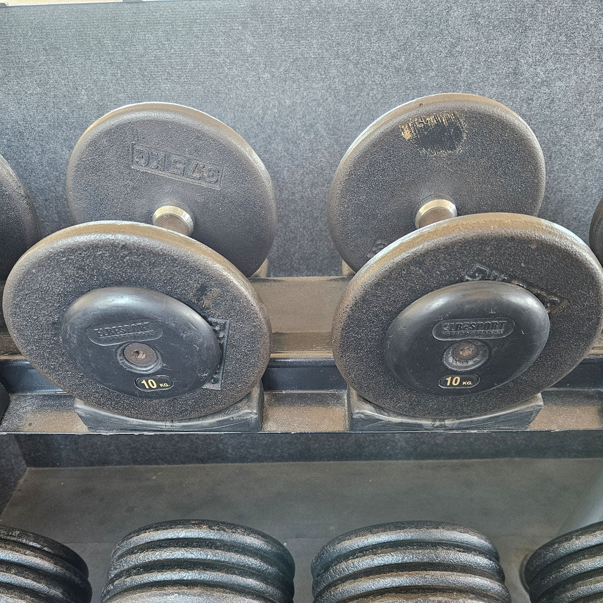 ElbeSport Kurzhantelsatz aus Guss von 2,5 bis 50kg in 2,5kg Stufen ( 20 Paare ) Oldschool, INKLUSIVE Kurzhantelablagen, gebraucht - mit Gebrauchsspuren