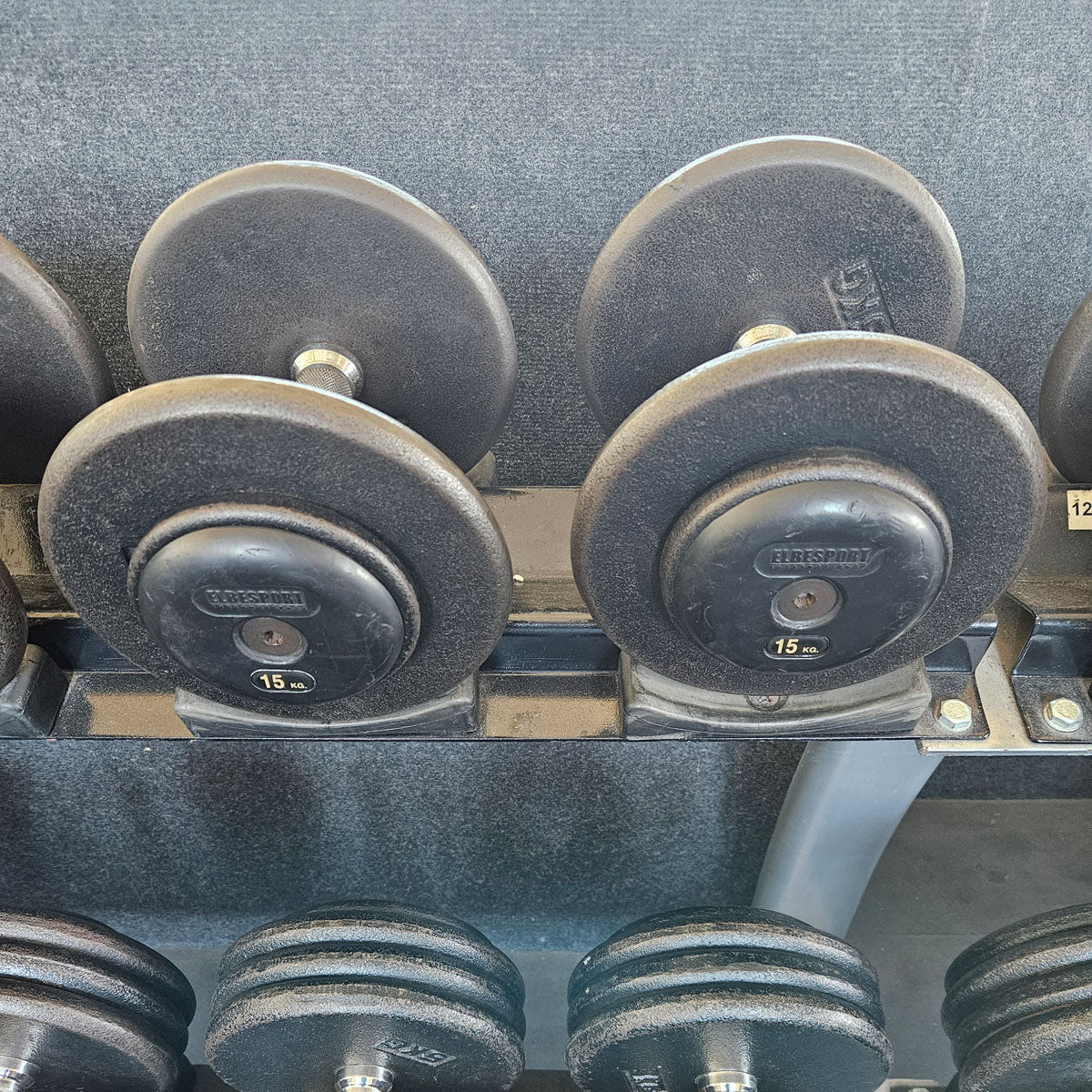 ElbeSport Kurzhantelsatz aus Guss von 2,5 bis 50kg in 2,5kg Stufen ( 20 Paare ) Oldschool, INKLUSIVE Kurzhantelablagen, gebraucht - mit Gebrauchsspuren