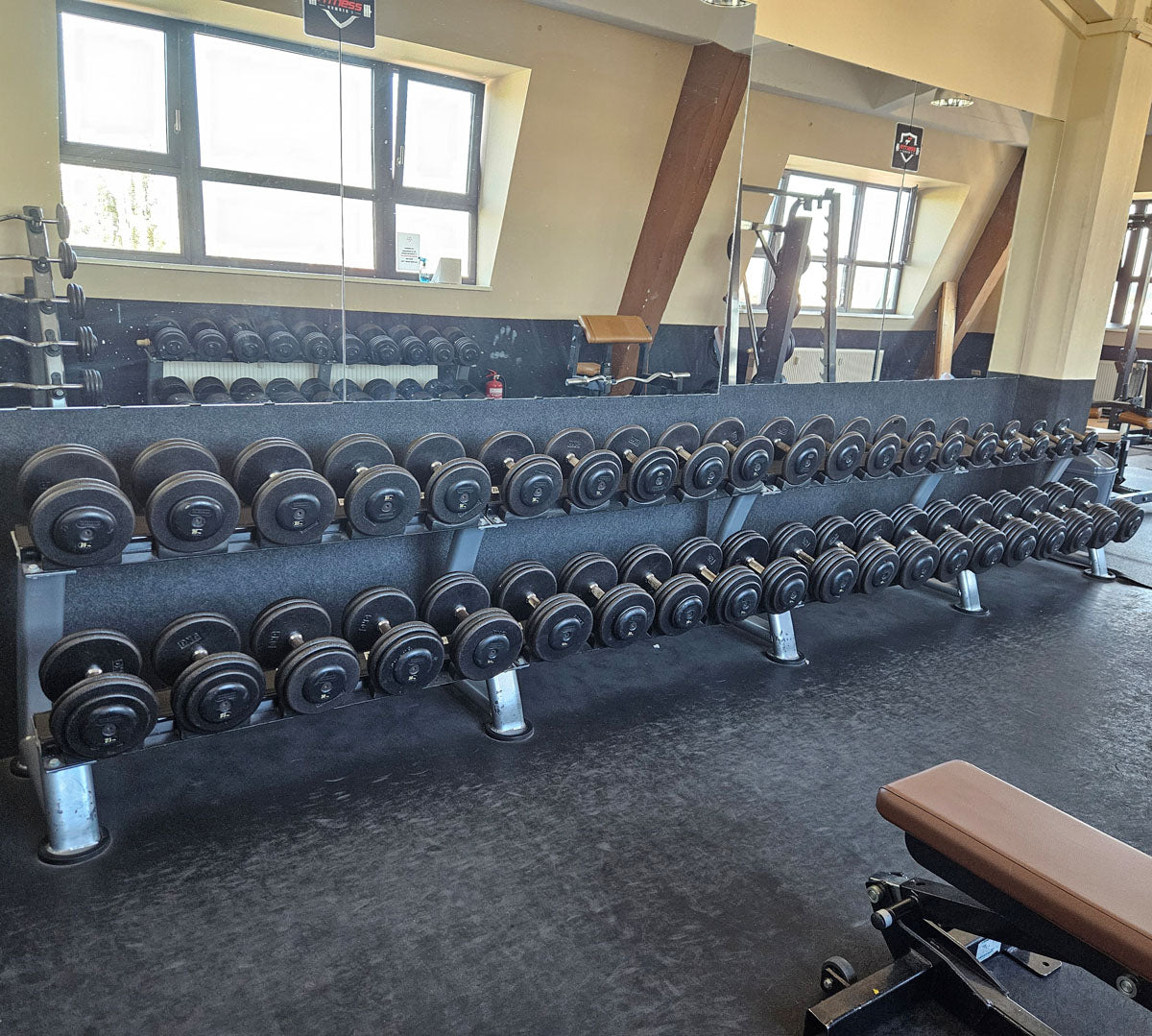 ElbeSport Kurzhantelsatz aus Guss von 2,5 bis 50kg in 2,5kg Stufen ( 20 Paare ) Oldschool, INKLUSIVE Kurzhantelablagen, gebraucht - mit Gebrauchsspuren