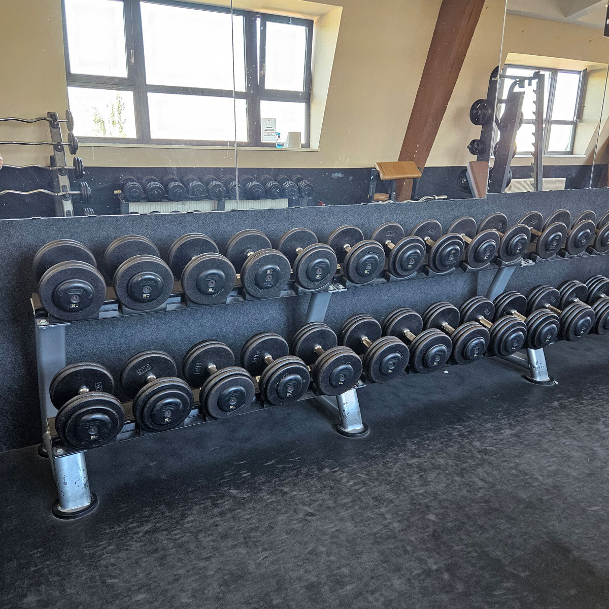 ElbeSport Kurzhantelsatz aus Guss von 2,5 bis 50kg in 2,5kg Stufen ( 20 Paare ) Oldschool, INKLUSIVE Kurzhantelablagen, gebraucht - mit Gebrauchsspuren