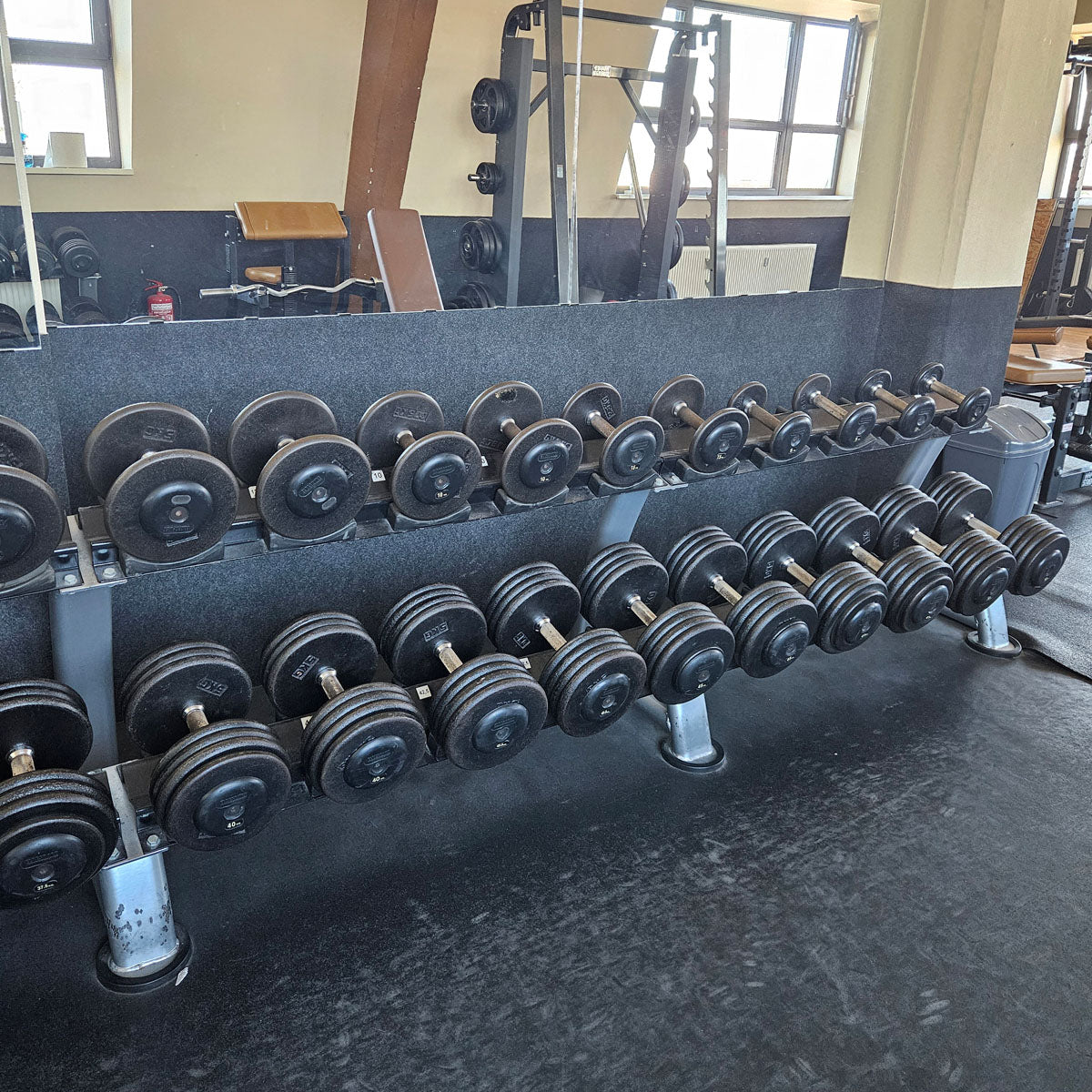 ElbeSport Kurzhantelsatz aus Guss von 2,5 bis 50kg in 2,5kg Stufen ( 20 Paare ) Oldschool, INKLUSIVE Kurzhantelablagen, gebraucht - mit Gebrauchsspuren