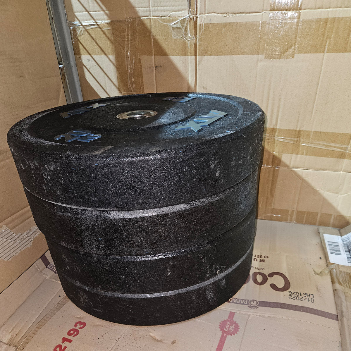 Set 230kg Bumper Plates von ATX - 2x 25kg, 4x 20kg, 4x 15kg, 4x 10kg, Hantelscheiben 50mm Durchmesser aus Granulat gepresst in Schwarz mit bunten Farbflecken, gebraucht - mit Gebrauchsspuren