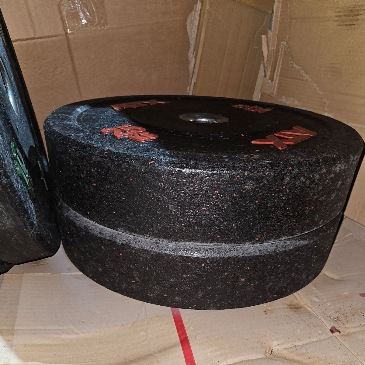Set 230kg Bumper Plates von ATX - 2x 25kg, 4x 20kg, 4x 15kg, 4x 10kg, Hantelscheiben 50mm Durchmesser aus Granulat gepresst in Schwarz mit bunten Farbflecken, gebraucht - mit Gebrauchsspuren