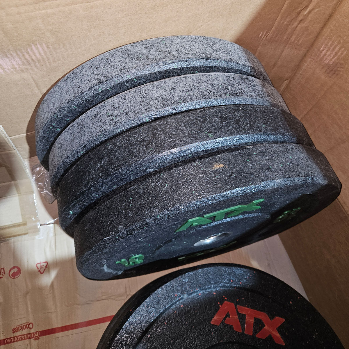 Set 230kg Bumper Plates von ATX - 2x 25kg, 4x 20kg, 4x 15kg, 4x 10kg, Hantelscheiben 50mm Durchmesser aus Granulat gepresst in Schwarz mit bunten Farbflecken, gebraucht - mit Gebrauchsspuren