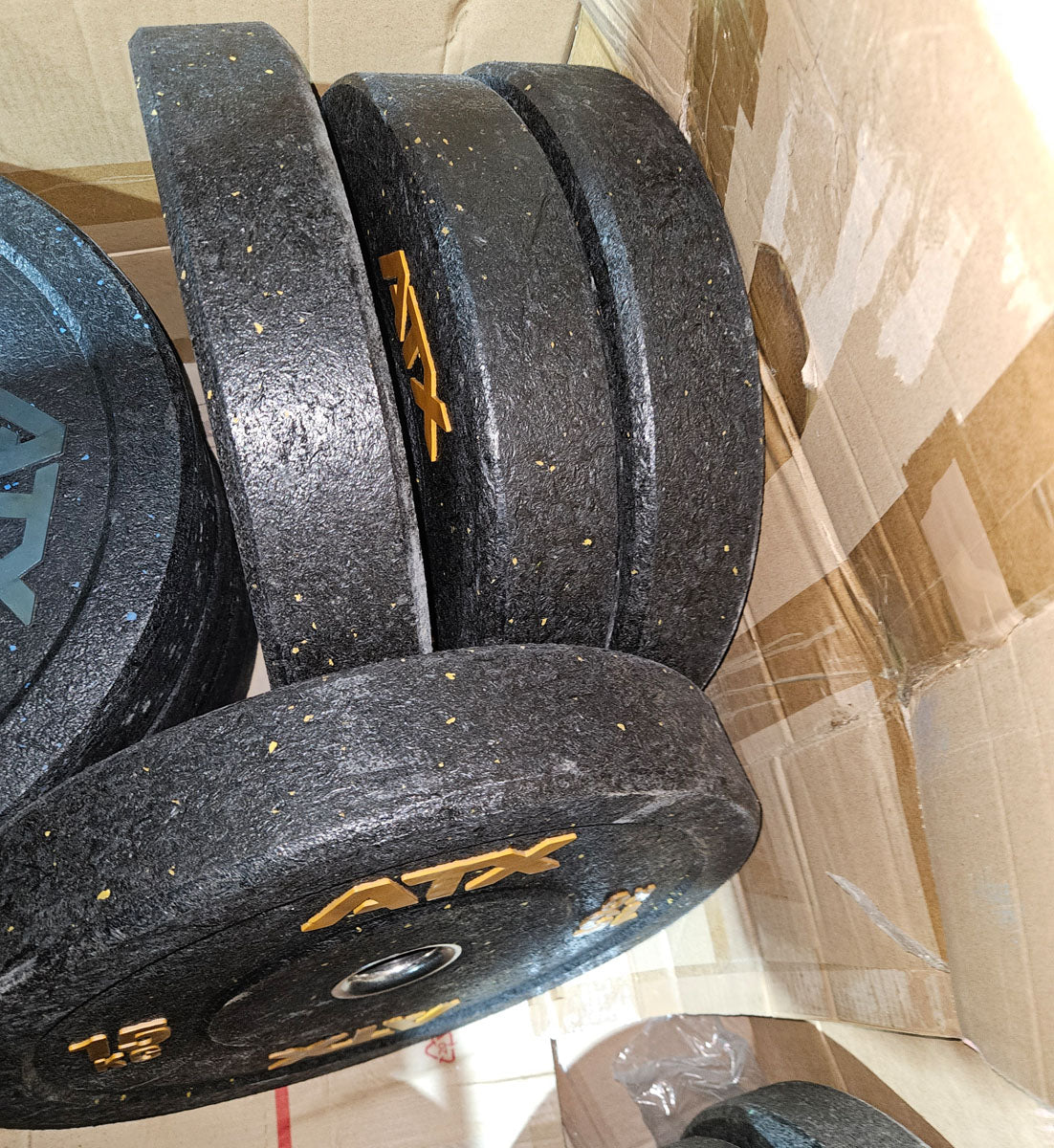 Set 230kg Bumper Plates von ATX - 2x 25kg, 4x 20kg, 4x 15kg, 4x 10kg, Hantelscheiben 50mm Durchmesser aus Granulat gepresst in Schwarz mit bunten Farbflecken, gebraucht - mit Gebrauchsspuren
