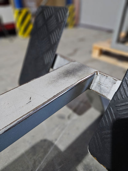 4 Stationenturm, 4 Stack Multi Station, große Gewichtsblöcke, Latzug, Rudern und 2 Seilzüge, Oldschool Bodybuilding, Rahmenfarbe Silber, gebraucht - geprüfter Zustand mit Gebrauchsspuren