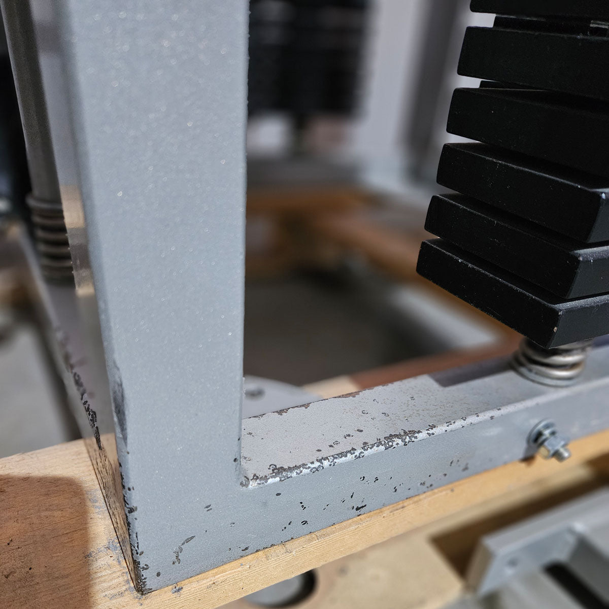 4 Stationenturm, 4 Stack Multi Station, große Gewichtsblöcke, Latzug, Rudern und 2 Seilzüge, Oldschool Bodybuilding, Rahmenfarbe Silber, gebraucht - geprüfter Zustand mit Gebrauchsspuren