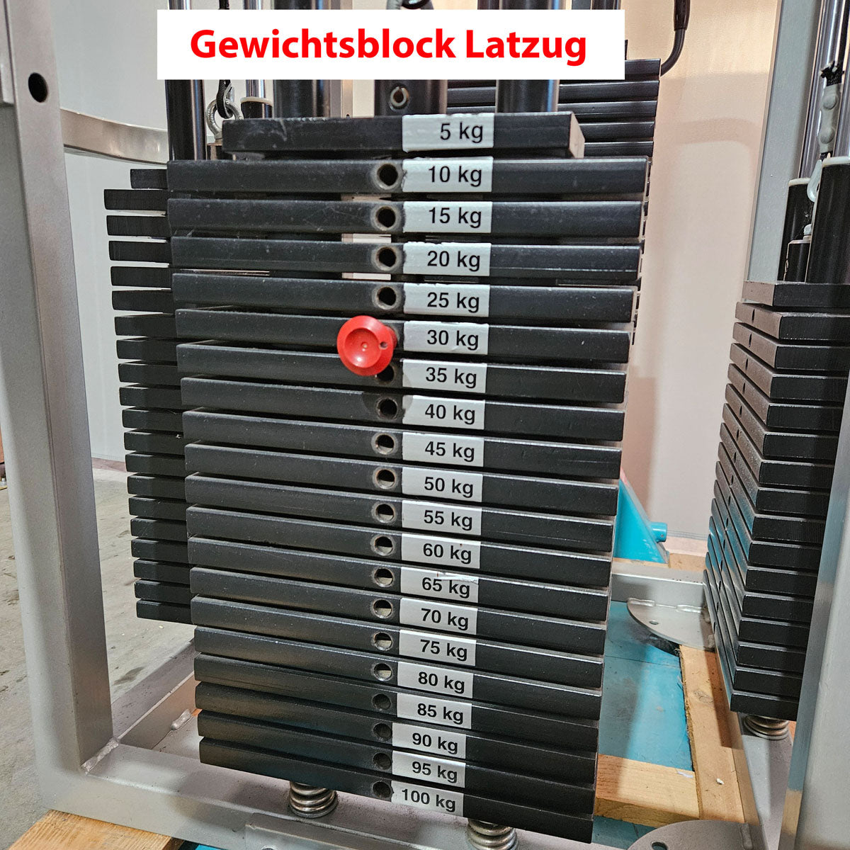 4 Stationenturm, 4 Stack Multi Station, große Gewichtsblöcke, Latzug, Rudern und 2 Seilzüge, Oldschool Bodybuilding, Rahmenfarbe Silber, gebraucht - geprüfter Zustand mit Gebrauchsspuren