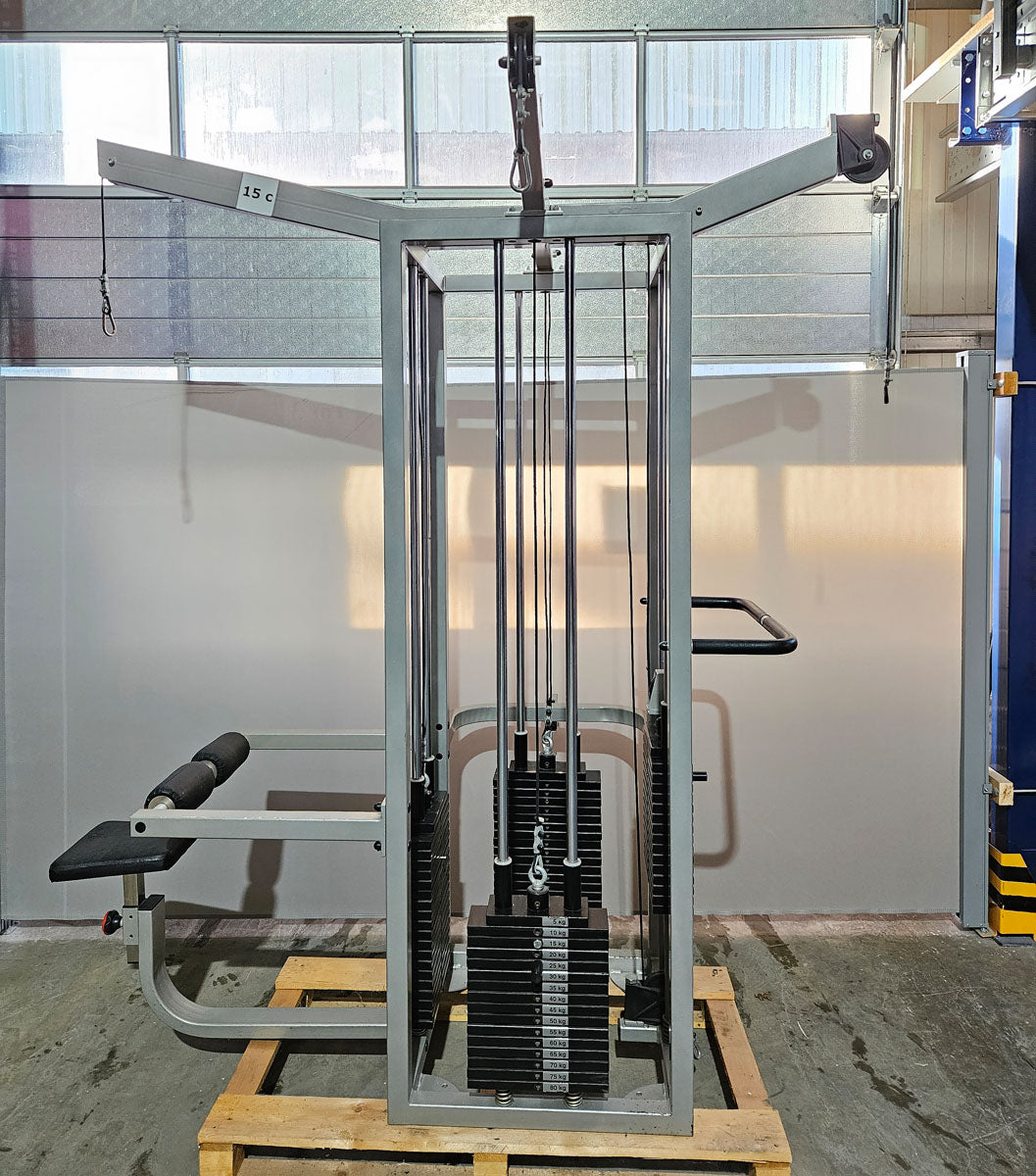 4 Stationenturm, 4 Stack Multi Station, große Gewichtsblöcke, Latzug, Rudern und 2 Seilzüge, Oldschool Bodybuilding, Rahmenfarbe Silber, gebraucht - geprüfter Zustand mit Gebrauchsspuren