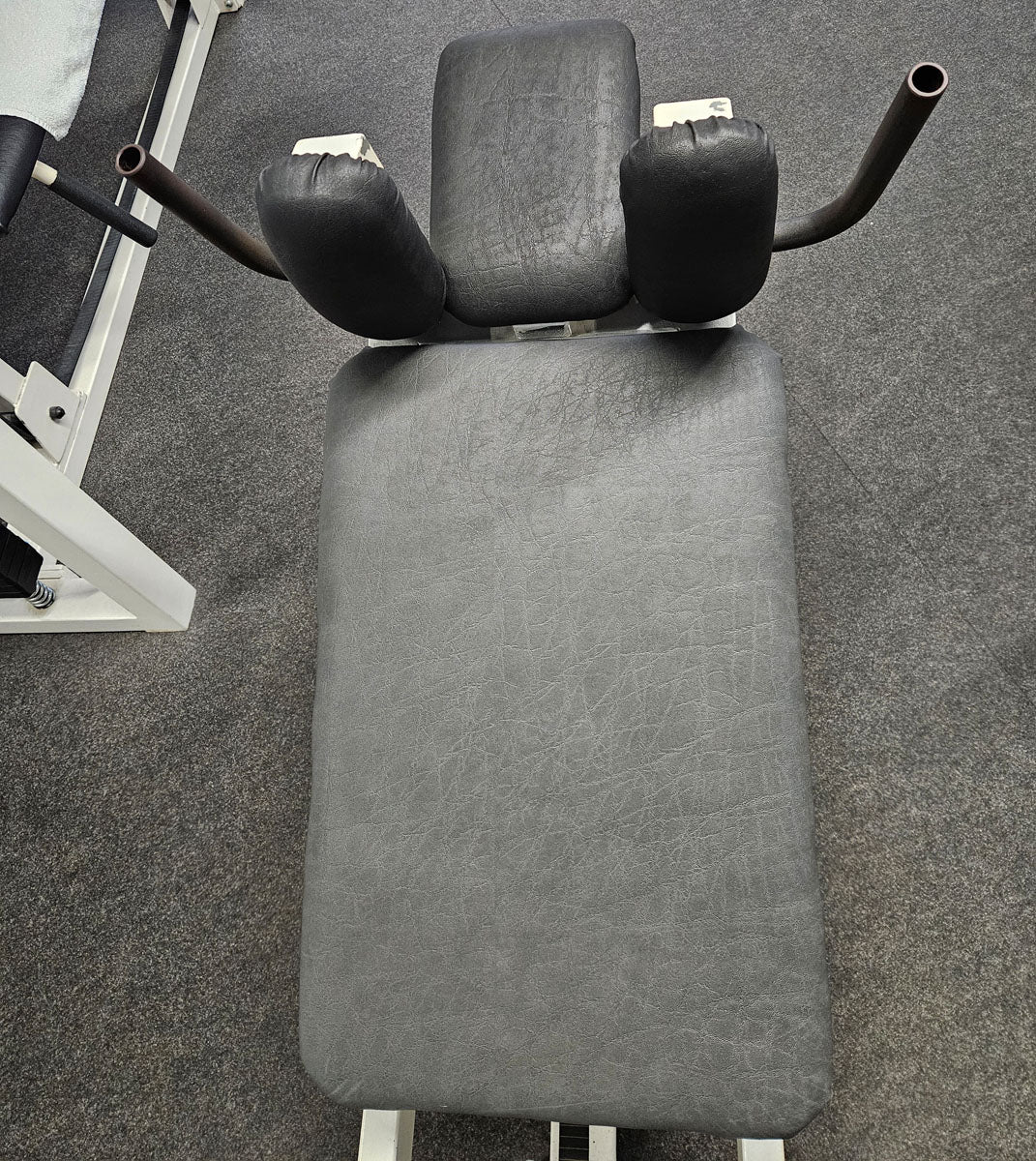 Beinpresse Oldschool, Leg Press, 225kg Gewichtsblock, Hersteller wahrscheinlich Gym80 oder L+K oder Galaxy, Bodybuilding Kraftgerät - Rahmenfarbe Weiß, gebraucht mit Gebrauchsspuren