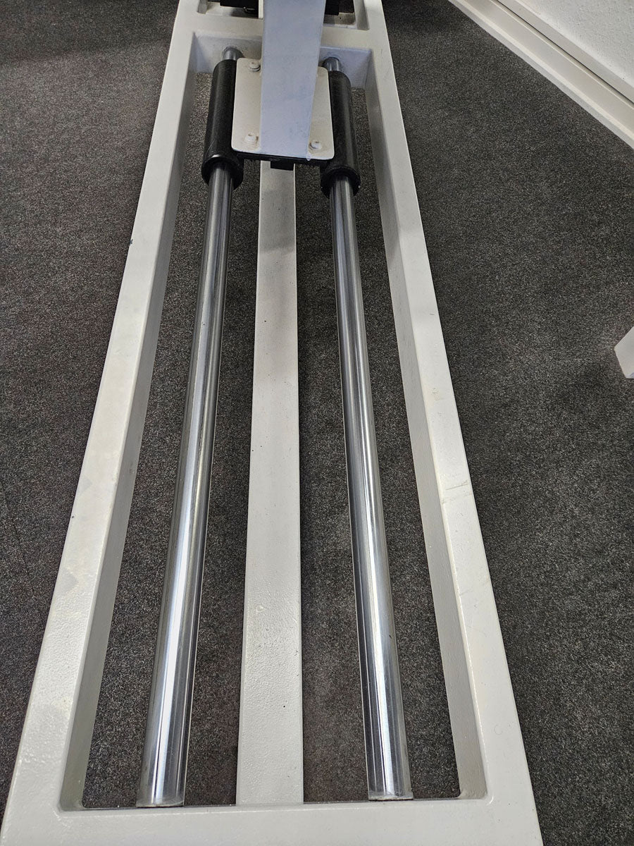 Beinpresse Oldschool, Leg Press, 225kg Gewichtsblock, Hersteller wahrscheinlich Gym80 oder L+K oder Galaxy, Bodybuilding Kraftgerät - Rahmenfarbe Weiß, gebraucht mit Gebrauchsspuren