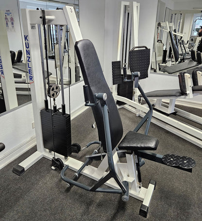 Künzler Bankdrückmaschine Bilateral, Chestpress, Brustpresse, Einstiegshilfe, 100kg Gewichtsblock, Oldschool Bodybuilding Kraftgerät, Rahmenfarbe Weiß, gebraucht und geprüft mit kleinen Gebrauchsspuren