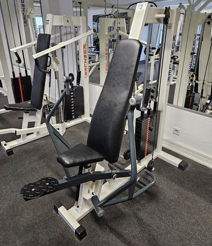 Künzler Bankdrückmaschine Bilateral, Chestpress, Brustpresse, Einstiegshilfe, 100kg Gewichtsblock, Oldschool Bodybuilding Kraftgerät, Rahmenfarbe Weiß, gebraucht und geprüft mit kleinen Gebrauchsspuren