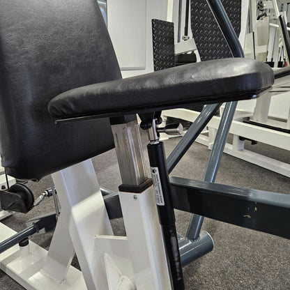 Künzler Bankdrückmaschine Bilateral, Chestpress, Brustpresse, Einstiegshilfe, 100kg Gewichtsblock, Oldschool Bodybuilding Kraftgerät, Rahmenfarbe Weiß, gebraucht und geprüft mit kleinen Gebrauchsspuren