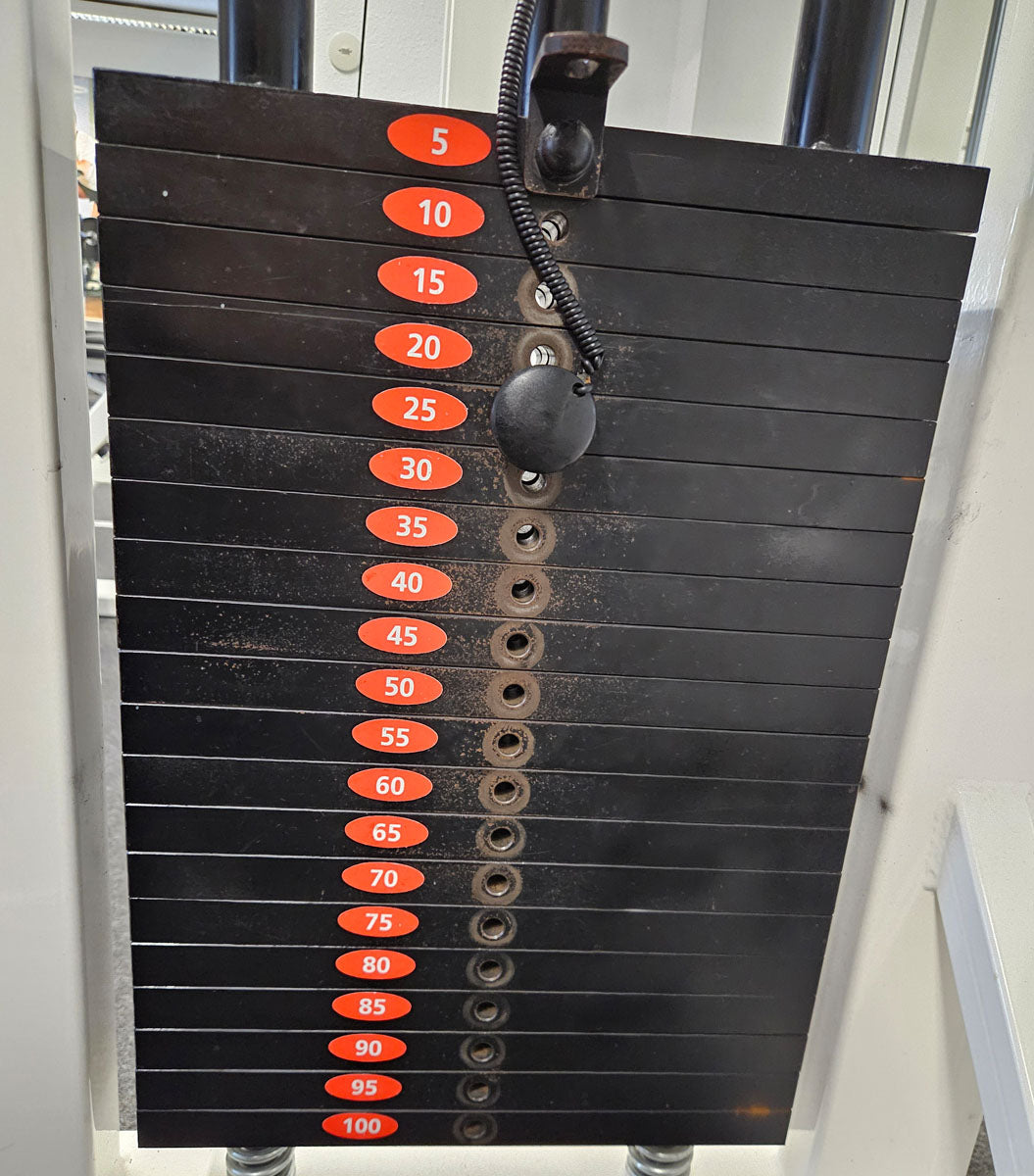 Künzler Latzug von Oben mit Karabiner, Pulldown, Oldschool Bodybuilding Kraftgerät, Rahmenfarbe Weiß, gebraucht und geprüft mit Gebrauchsspuren