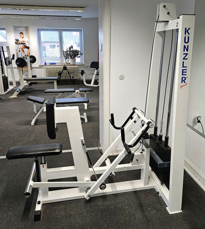 Künzler rowing machine with chest support and entry aid, row, lat rowing, old school bodybuilding strength machine, frame color white, used and tested with signs of wear