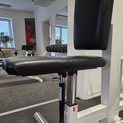 Künzler rowing machine with chest support and entry aid, row, lat rowing, old school bodybuilding strength machine, frame color white, used and tested with signs of wear