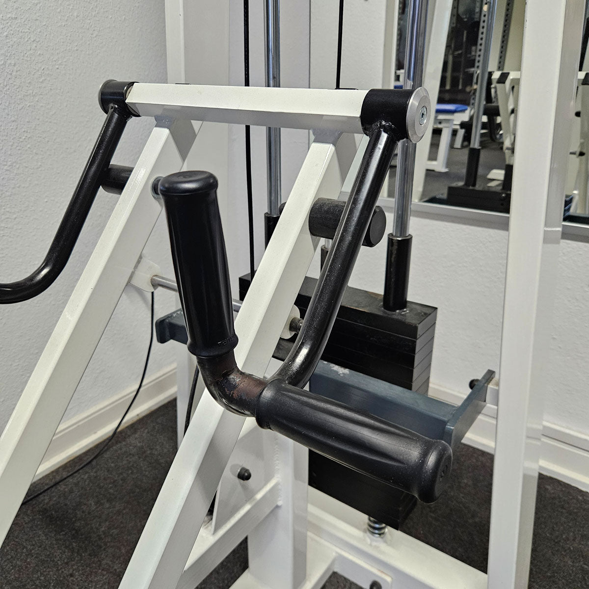 Künzler rowing machine with chest support and entry aid, row, lat rowing, old school bodybuilding strength machine, frame color white, used and tested with signs of wear