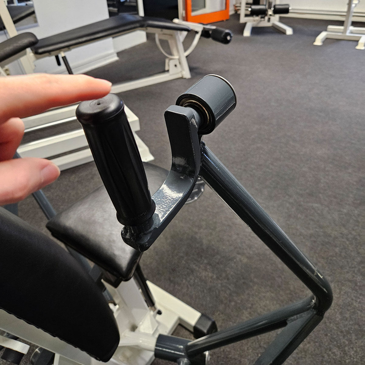 Künzler Bankdrückmaschine Bilateral, Chestpress, Brustpresse, Einstiegshilfe, 100kg Gewichtsblock, Oldschool Bodybuilding Kraftgerät, Rahmenfarbe Weiß, gebraucht und geprüft mit kleinen Gebrauchsspuren