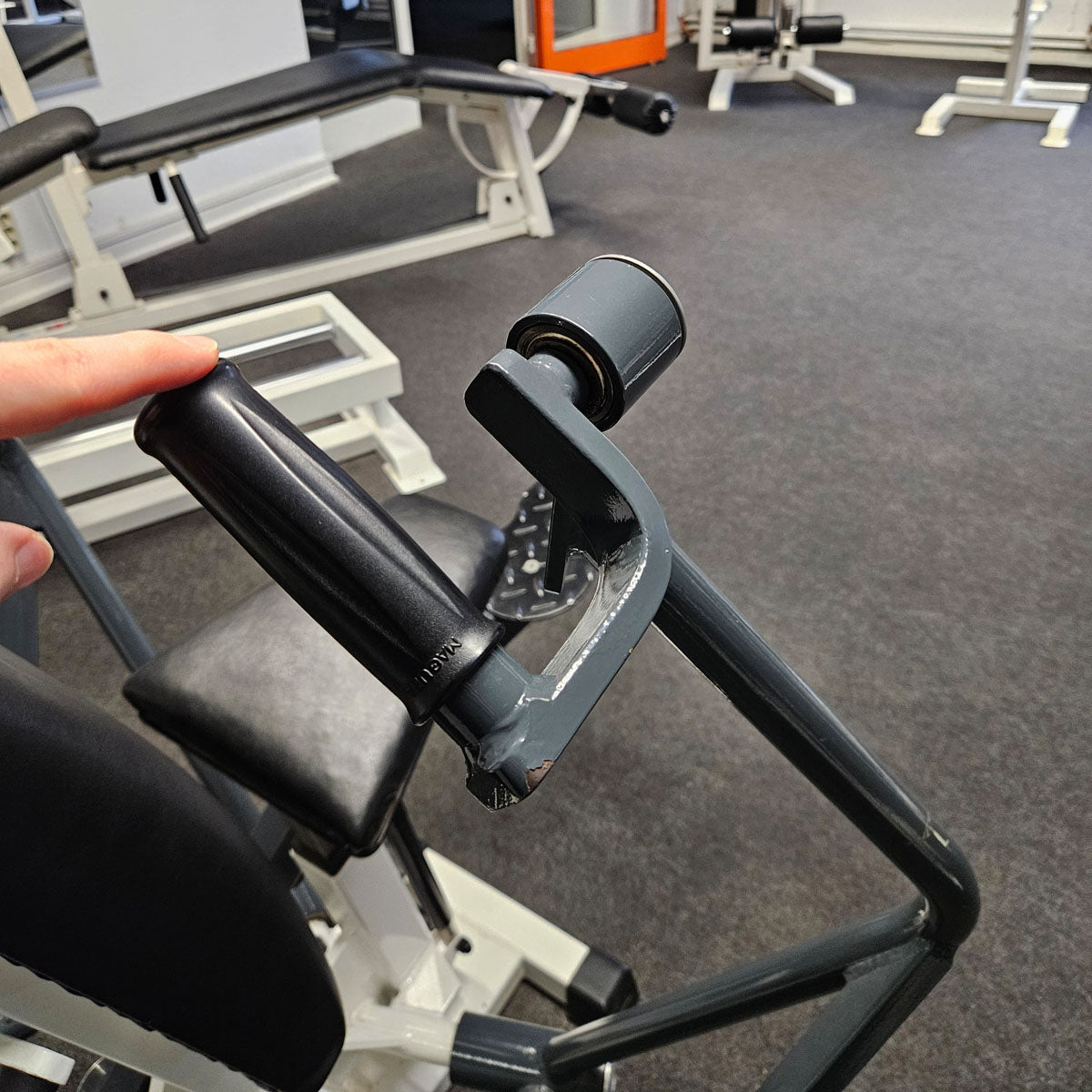 Künzler Bankdrückmaschine Bilateral, Chestpress, Brustpresse, Einstiegshilfe, 100kg Gewichtsblock, Oldschool Bodybuilding Kraftgerät, Rahmenfarbe Weiß, gebraucht und geprüft mit kleinen Gebrauchsspuren