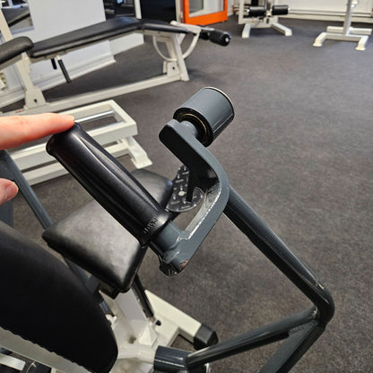 Künzler Bankdrückmaschine Bilateral, Chestpress, Brustpresse, Einstiegshilfe, 100kg Gewichtsblock, Oldschool Bodybuilding Kraftgerät, Rahmenfarbe Weiß, gebraucht und geprüft mit kleinen Gebrauchsspuren