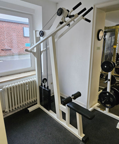 Latzug Bilateral, Pulldown, verschiedene Griffmöglichkeiten, Hersteller wahrscheinlich Künzler, Oldschool Bodybuilding Kraftgerät, Rahmenfarbe Weiß, gebraucht und geprüft mit Gebrauchsspuren
