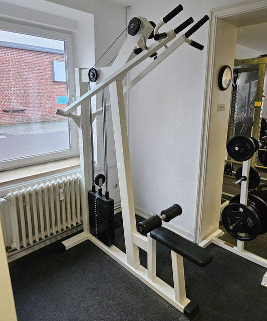 Lat pulldown bilateral, pulldown, various grip options, manufacturer probably Künzler, old school bodybuilding strength equipment, frame color white, used and tested with signs of wear