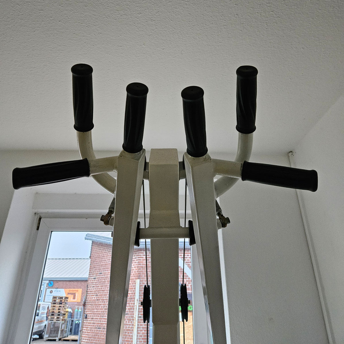 Latzug Bilateral, Pulldown, verschiedene Griffmöglichkeiten, Hersteller wahrscheinlich Künzler, Oldschool Bodybuilding Kraftgerät, Rahmenfarbe Weiß, gebraucht und geprüft mit Gebrauchsspuren