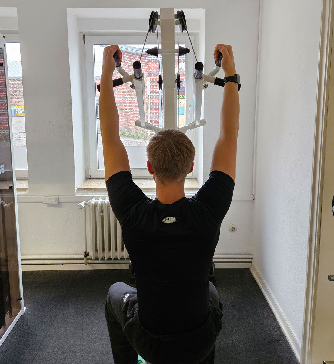 Latzug Bilateral, Pulldown, verschiedene Griffmöglichkeiten, Hersteller wahrscheinlich Künzler, Oldschool Bodybuilding Kraftgerät, Rahmenfarbe Weiß, gebraucht und geprüft mit Gebrauchsspuren