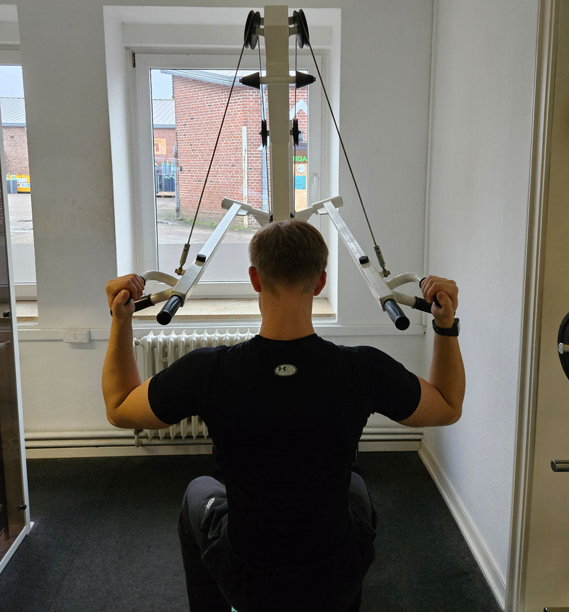 Latzug Bilateral, Pulldown, verschiedene Griffmöglichkeiten, Hersteller wahrscheinlich Künzler, Oldschool Bodybuilding Kraftgerät, Rahmenfarbe Weiß, gebraucht und geprüft mit Gebrauchsspuren