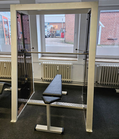 Sportesse Multipresse mit Steckgewichten, Oldschool Bodybuilding Kraftgerät - Rahmenfarbe Weiß, gebraucht und geprüft mit Gebrauchsspuren
