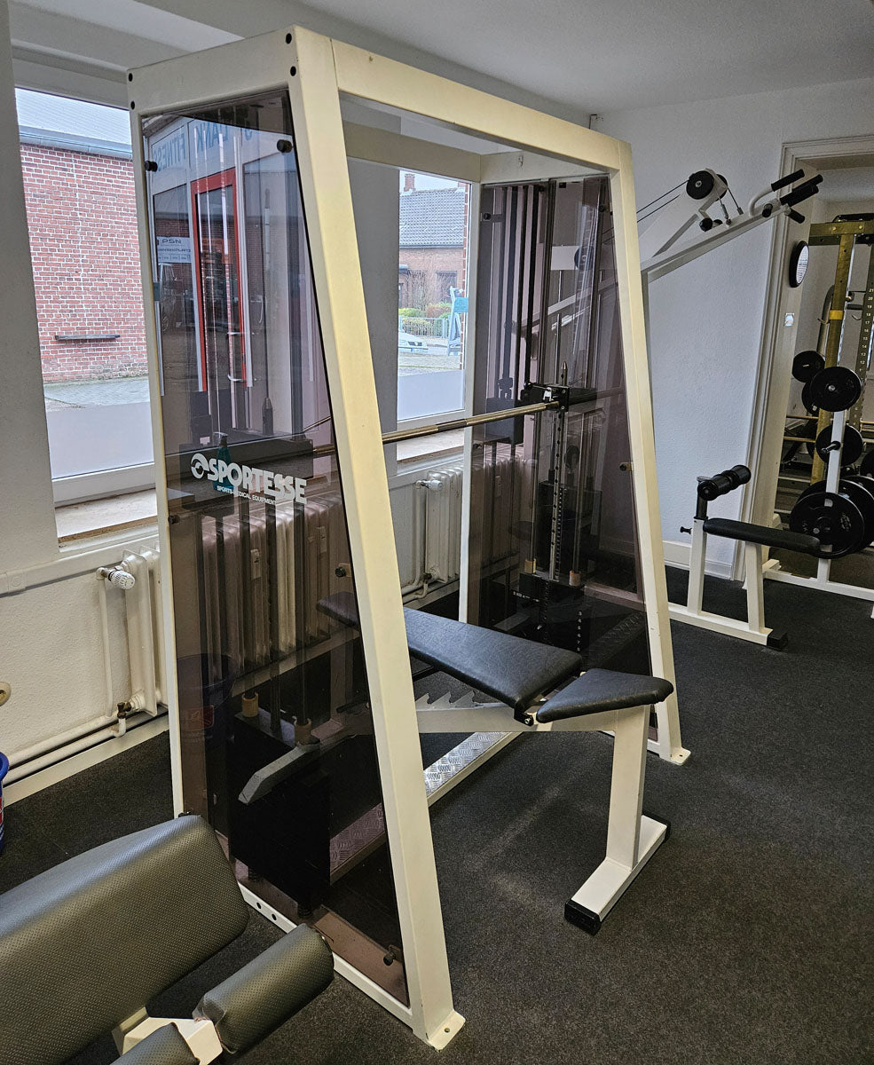 Sportesse Multipresse mit Steckgewichten, Oldschool Bodybuilding Kraftgerät - Rahmenfarbe Weiß, gebraucht und geprüft mit Gebrauchsspuren
