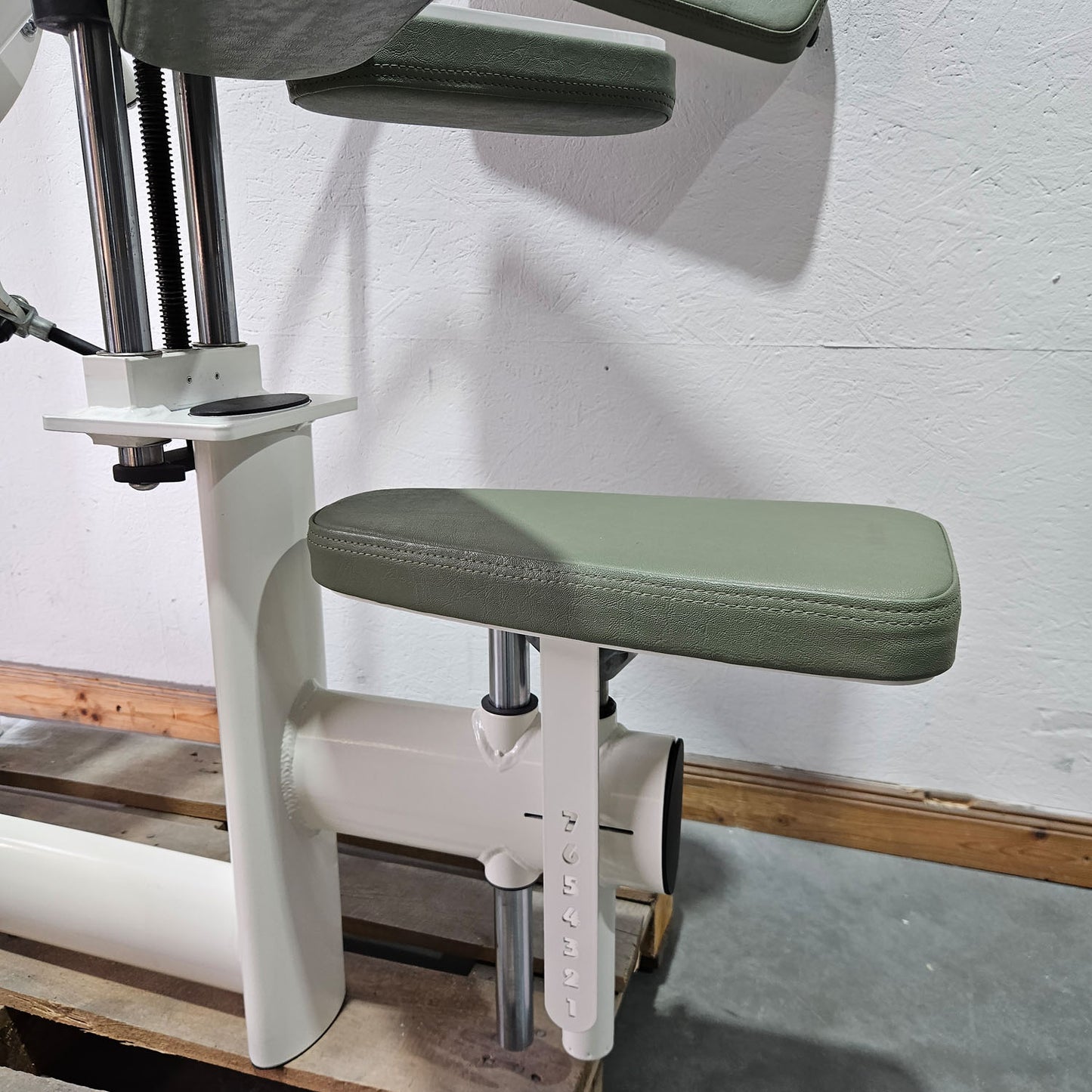 Gym80 Med80 3243 Lateralmaschine mit Trainingsarm, Lateralflexion, Latflex,  Seitneige-Maschine, Farbe Weiß, gebraucht - überholter Zustand